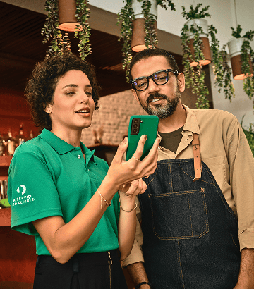 Agente Stone mostrando para empreendedor um celular verde