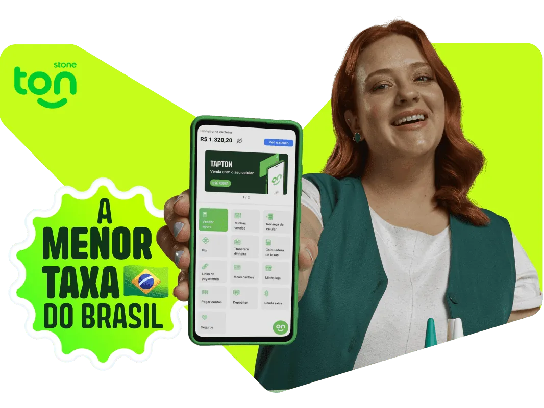 Mulher ruiva sorrindo segurando o celular na sua frente com o aplicativo do Ton aberto. Ao lado esquerdo da mulher está um balãozinho na cor verde com a frase "A menor taxa do Brasil".