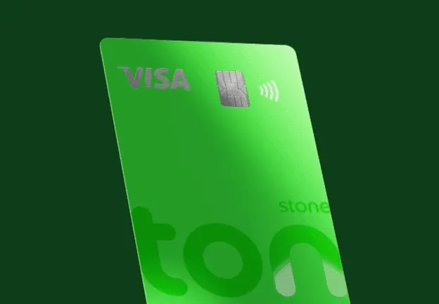 Cartão de Crédito e débito Ton com a bandeira da Visa e em um fundo verde escuro.