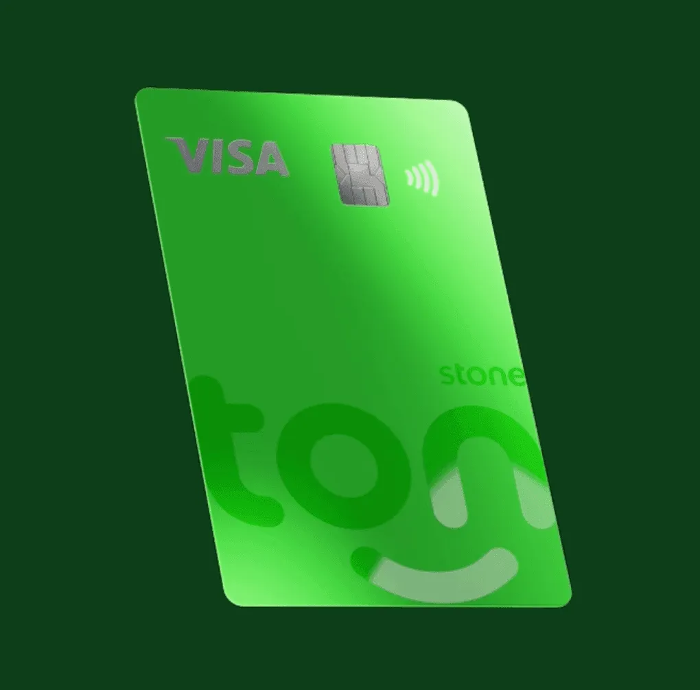 Cartão de Crédito e débito Ton com a bandeira da Visa e em um fundo verde escuro.