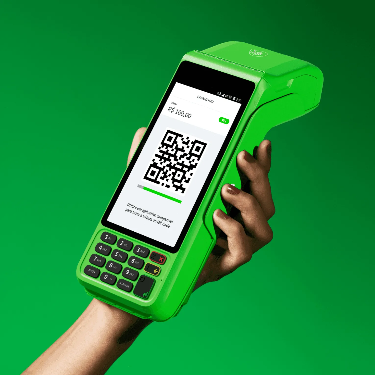 Em um fundo verde, uma mão de mulher segurando uma máquina de cartão do Ton com o valor de R$100 no visor, além do QR Code. 